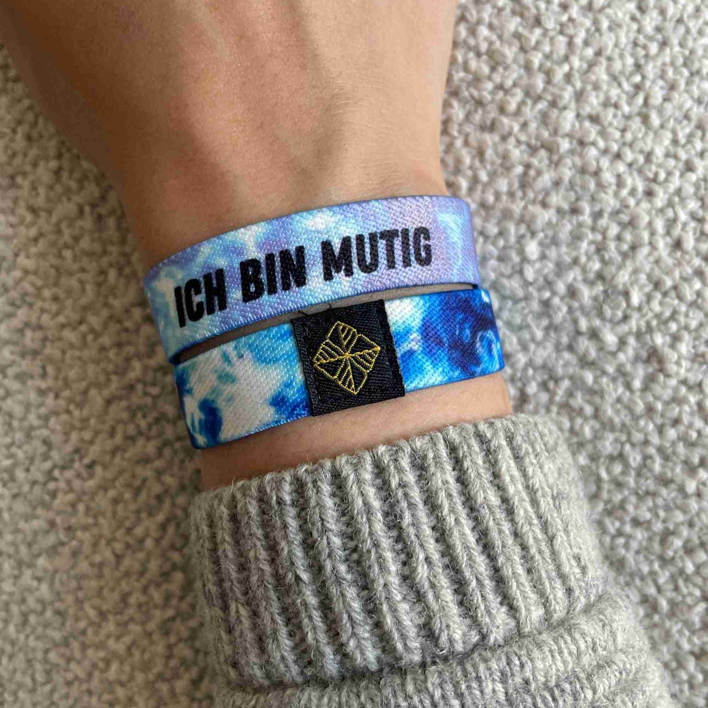 juma - Das Glaubensband - Motivations-Armband mit dem Spruch "Ich bin mutig" in ozeanblau - Tragebild 